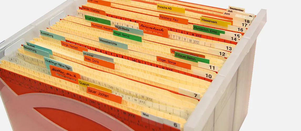 Transparente MAPPEI Wiedervorlagebox gefüllt mit Ordnungsmappen, alphabetischen sowie numerischen Reitern für eine übersichtliche Termin- und Aufgabenplanung im Büro.