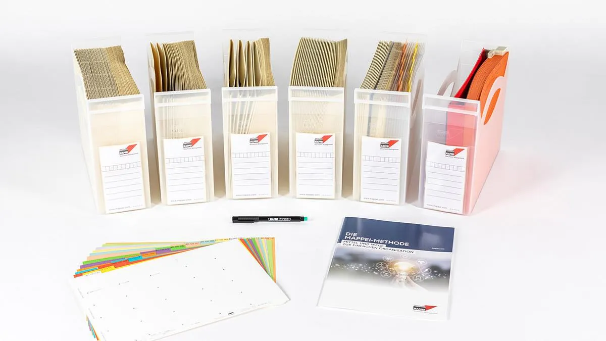 MAPPEI Komplett-Set L: Umfassendes Organisationspaket mit robusten Ordnungsmappen, farbigem Wiedervorlage System und Zubehör für die effiziente Büroablage und Archivierung.