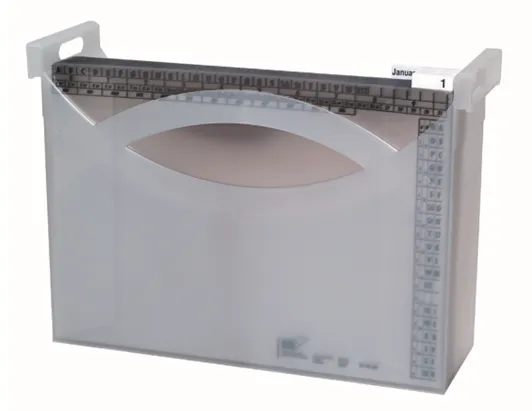 Transluzente Ordnungsbox aus Kunststoff gefüllt mit PVC-Mappen, die Mappen sind durchsichtig, haben eine aufgedruckte schwarze Ordnungsleiste und angeklebte weiße Taben bedruckt mit Zahlen 1-31 und Monaten Januar bis Dezember