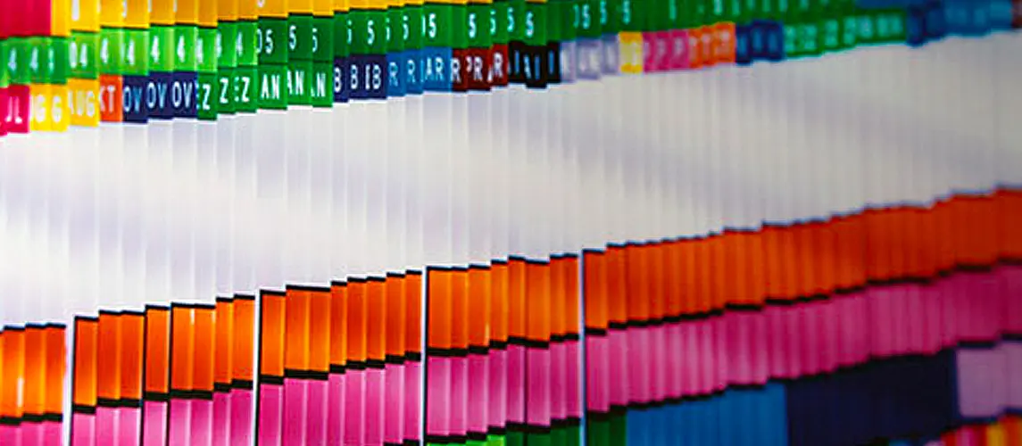 Kasettenregistratur Detailaufnahme eines TABCOLOR® Systems in einer Kassettenregistratur, das durch seine leuchtenden Farben und alphabetische sowie numerische Kennzeichnung eine effiziente und übersichtliche Aktenorganisation ermöglicht.