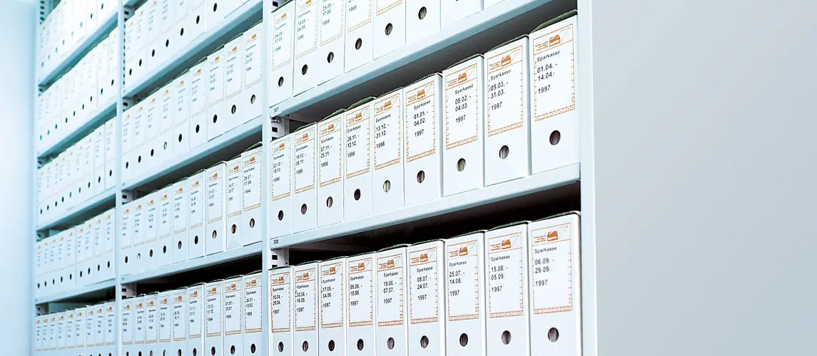 Mappei Archivierung Regalwand gefüllt mit zahlreichen weißen Archivordnern der Marke Mappei, die eine systematische und platzsparende Dokumentenaufbewahrung im Archiv ermöglichen.