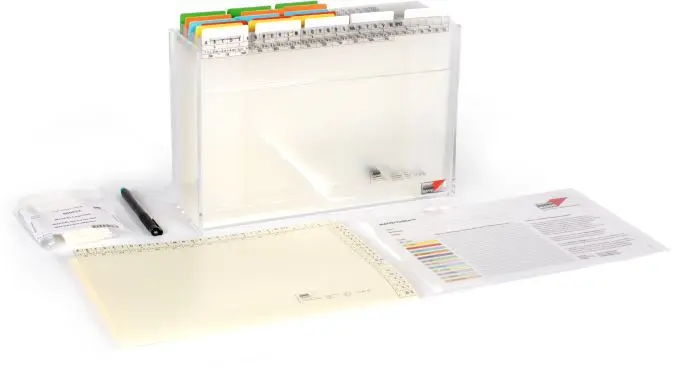 Transparente Ordnungsbox aus Acryl, mit farbigen Beschriftungsläufern und Stift zur übersichtlichen Organisation von Aufgaben und Projekten am Arbeitsplatz.