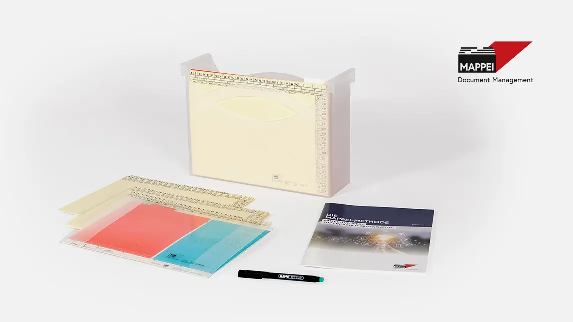 Mappei Methode Ablage Set Das Bild zeigt das MAPPEI Ablage-Set S, bestehend aus einer transparenten Ablagebox, Ordnungsmappen, einem Stift und einer Broschüre.