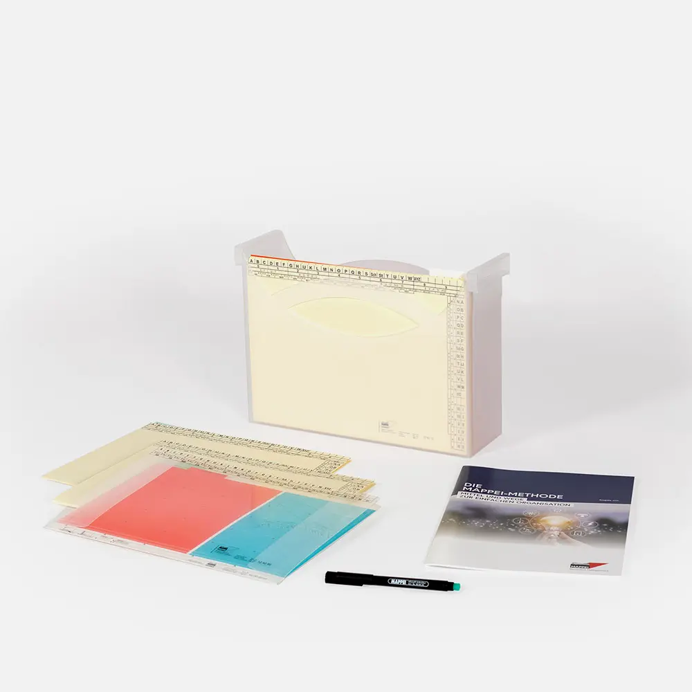 Mappei Methode Ablage Set Das Bild zeigt das MAPPEI Ablage-Set S, bestehend aus einer transparenten Ablagebox, Ordnungsmappen, einem Stift und einer Broschüre.