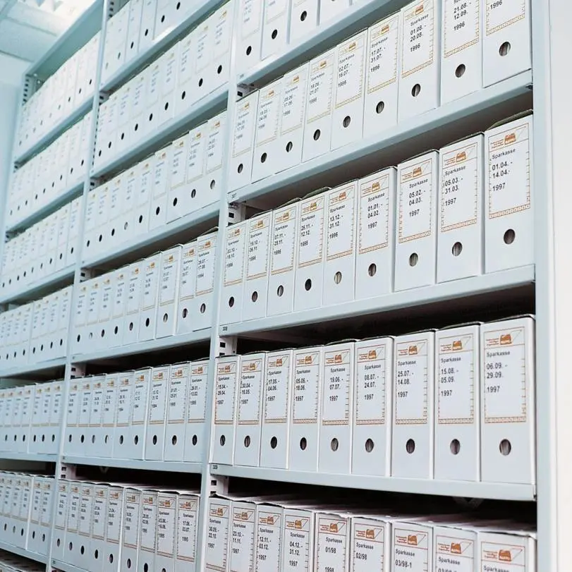 Regalwand gefüllt mit zahlreichen weißen Archivordnern der Marke Mappei, die eine systematische und platzsparende Dokumentenaufbewahrung im Archiv ermöglichen.