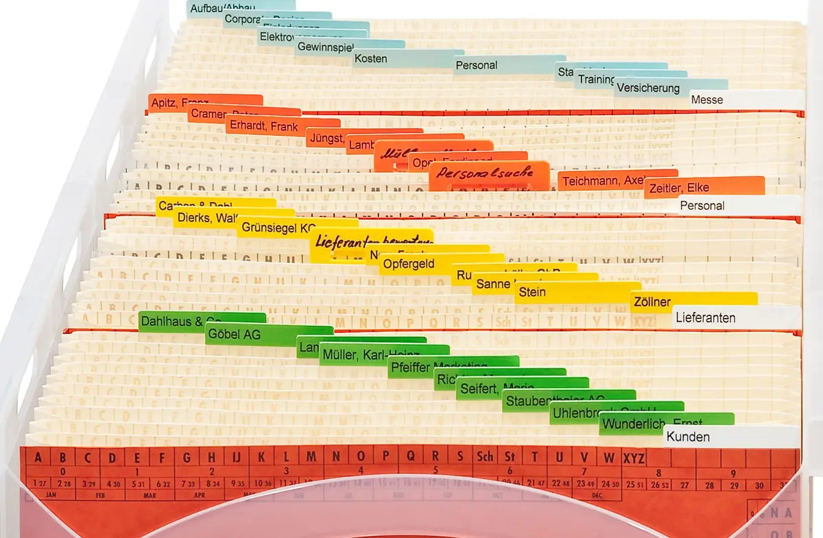 Mappei Organisation Transparente MAPPEI Ordnungsbox, gefüllt mit Ordnungsmappen und thematisch beschrifteten Reitern zur übersichtlichen und systematischen Organisation von Dokumenten im Büro.